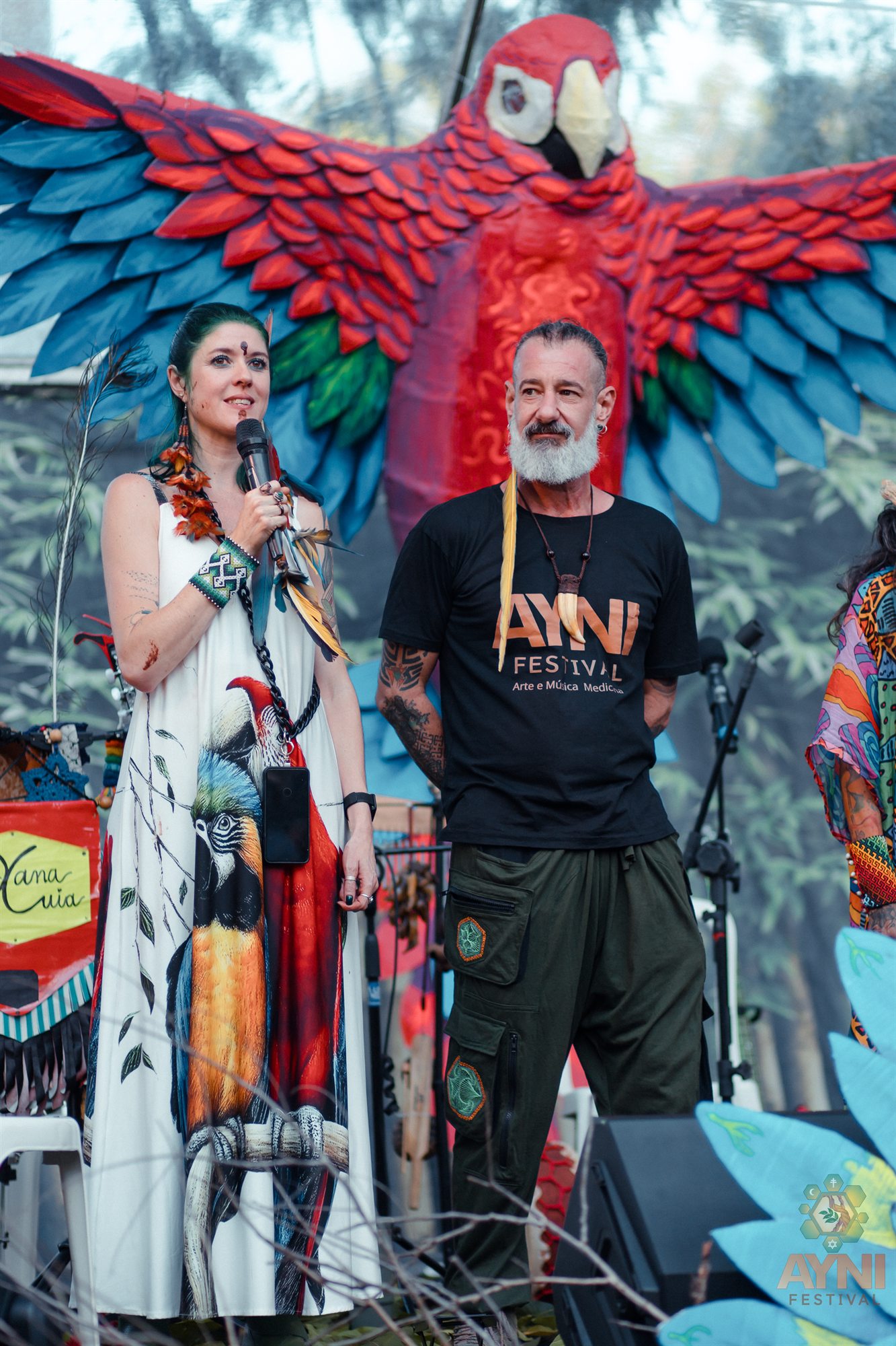 Milena e Fabrício, idealizadores do Ayni Festival, no palco do encontro