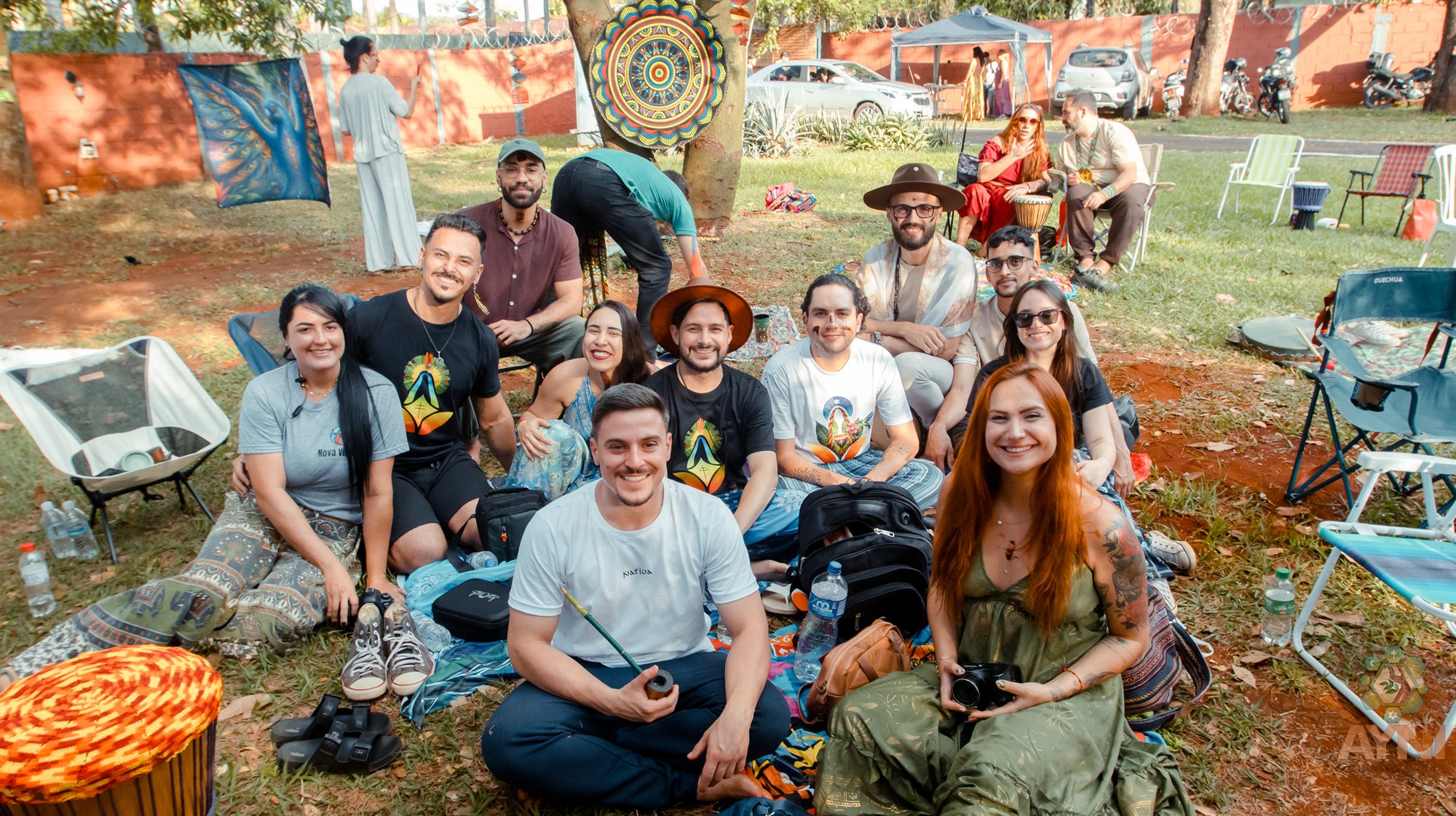 Grupo de membros e amigos do Santuário Céu de Aparecida reunido no Ayni Festival