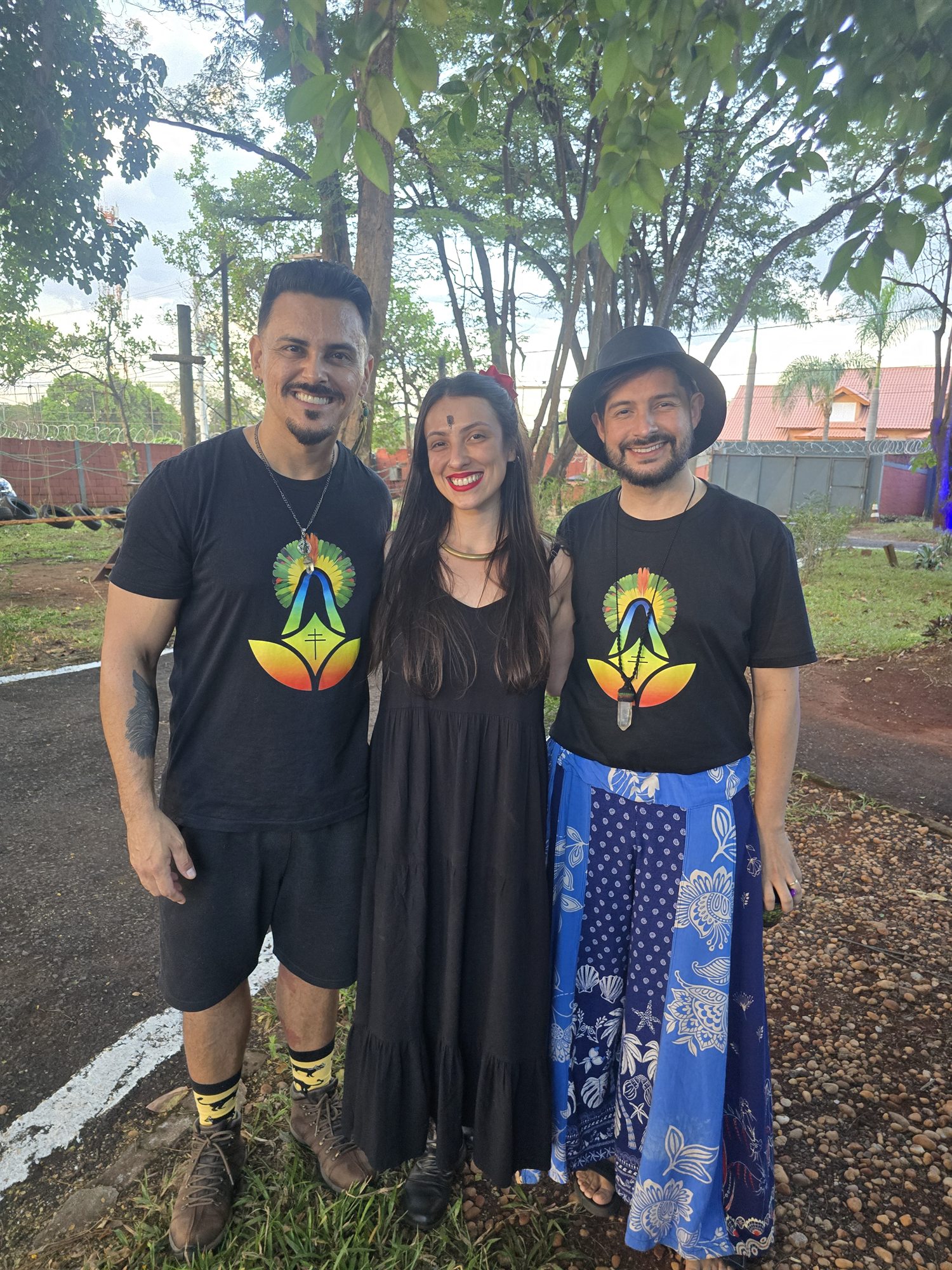Jéssica, dirigente do Instituto Céu Divina Harmonia, com Michael Pereira e Bruno Luz