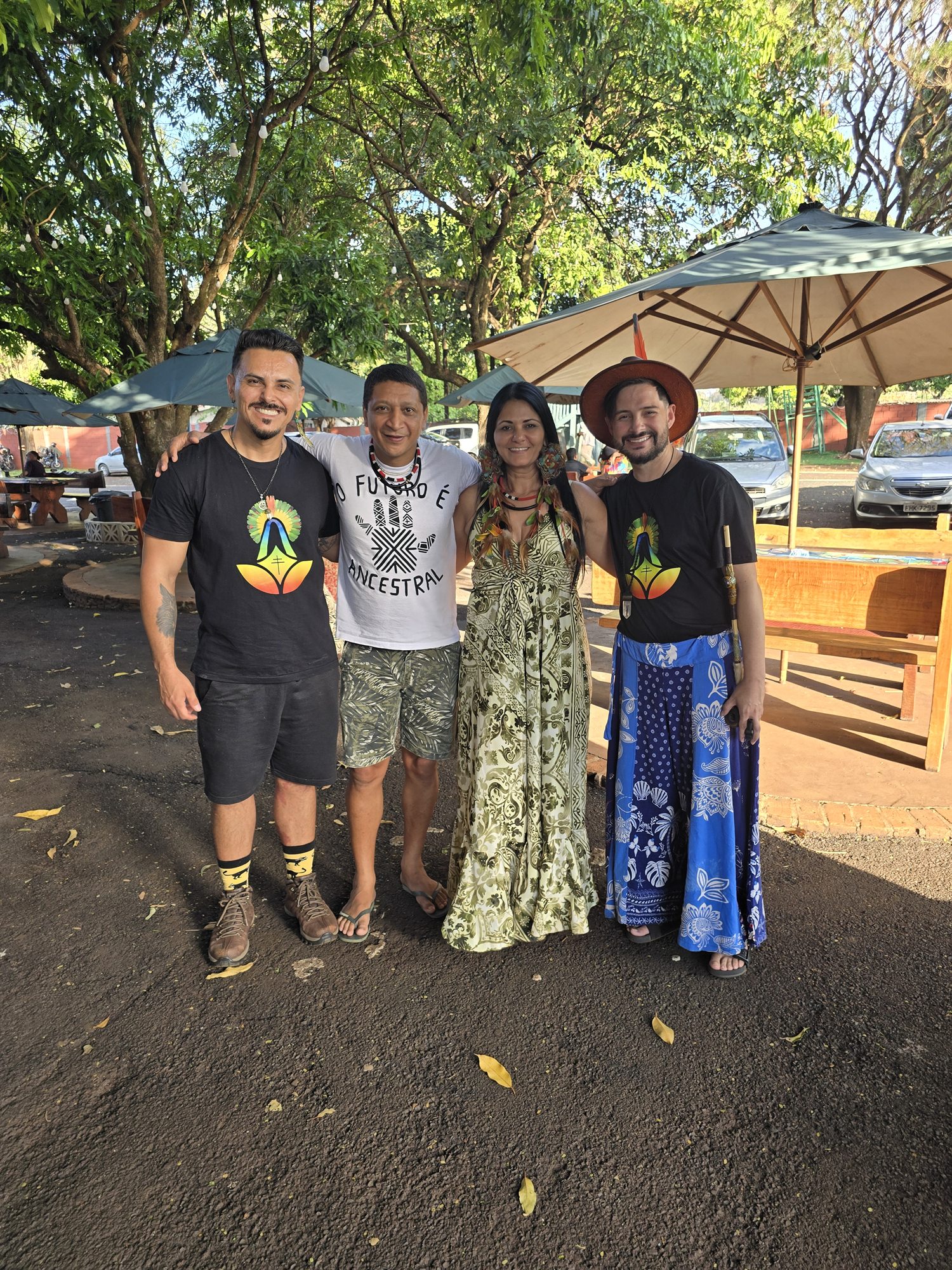 Makairy Fulni-ô e sua esposa com Michael Pereira e Bruno Luz no Ayni Festival