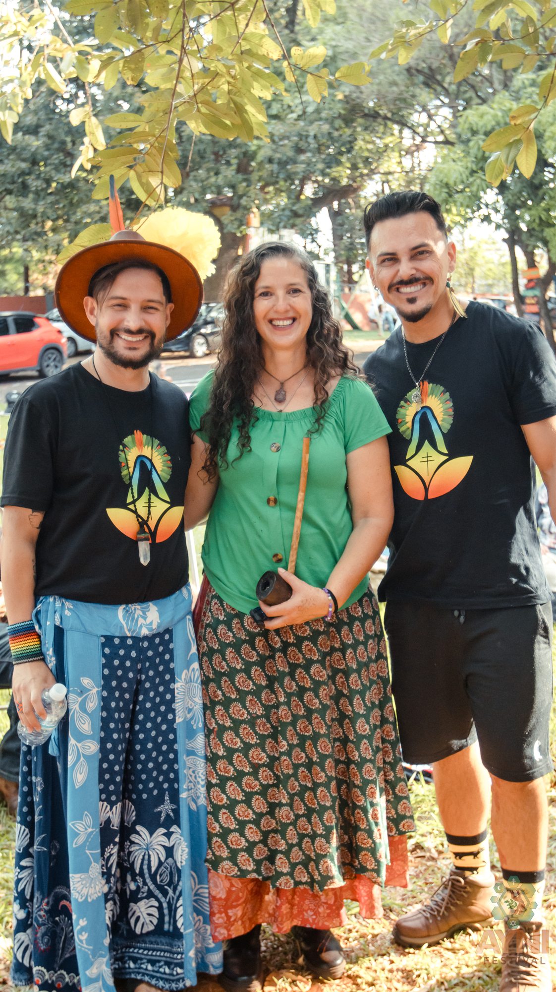 Bruno Luz e Michael Pereira ao lado da Madrinha Suzana Miranda, do Instituto Xamânico Chama Violeta