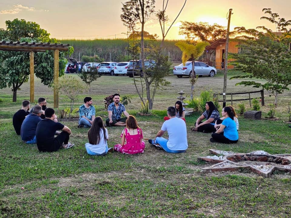 Participantes reunidos em roda na área externa do Santuário Céu de Aparecida, em Matão/SP