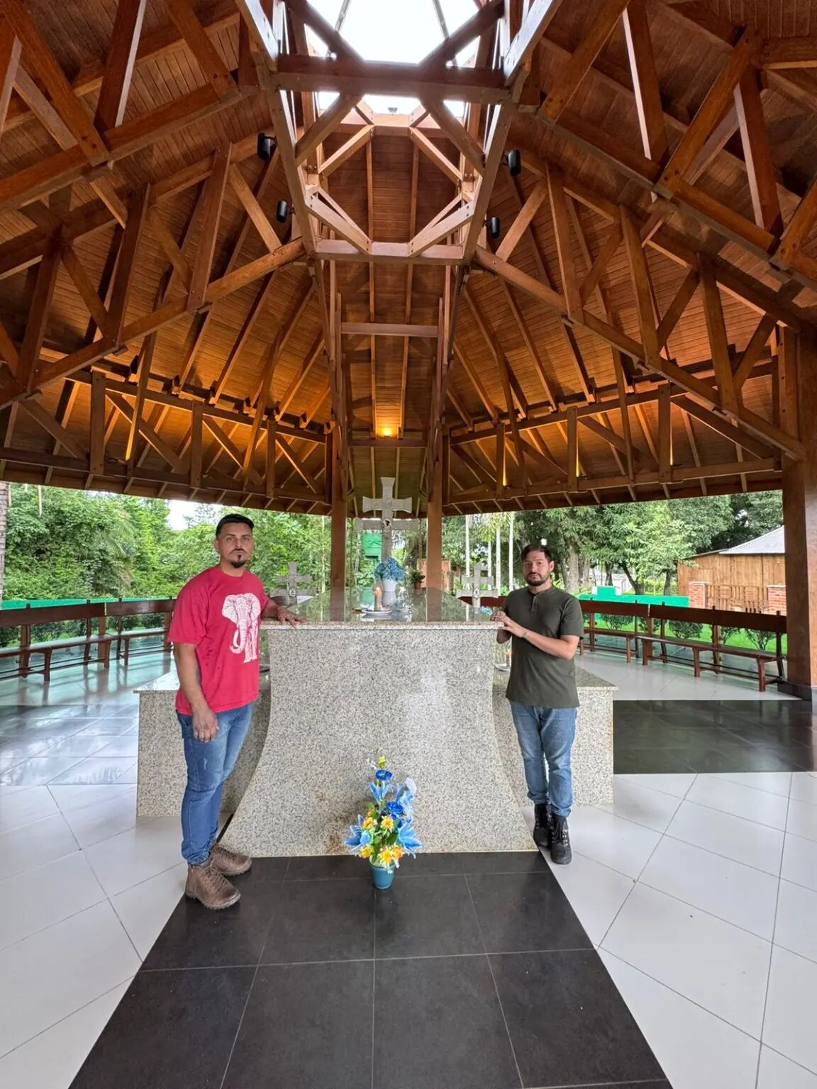 Bruno Luz e Michael Pereira em visita ao túmulo de Mestre Raimundo Irineu Serra no Acre